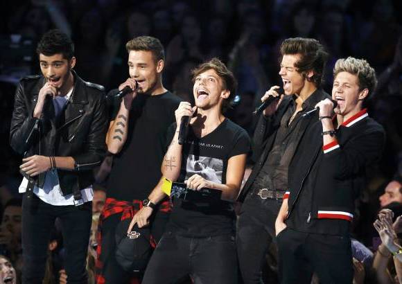 Reuters - La agrupaci&#243;n One Direction tambi&#233;n gan&#243; premio como mejor canci&#243;n del verano con Best Song Ever.