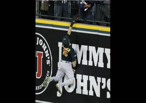 AP - El jardinero derecho de los Atl&#233;ticos de Oakland, Josh Reddick se extiende, pero no es capaz de atrapar el jonr&#243;n solitario del bateador V&#237;ctor Mart&#237;nez.