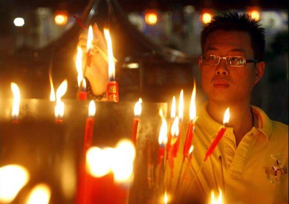 AP - El fuego es uno de los componentes fundamentales de esta celebración oriental.