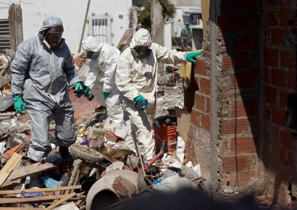 AP - Una fuerte explosión cuyo origen investigan las autoridades destruyó este lunes dos casas, un comercio y varios automóviles en las afueras de Buenos Aires causando un muerto y seis heridos.