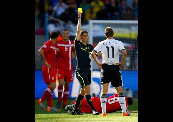 Reuters - Alemania se qued&#243; con 10 jugadores un minuto antes de la diana por la expulsi&#243;n del goleador Miroslav Klose tras ver su segunda amarilla del partido.