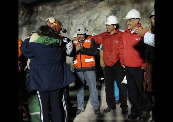 AP - El abrazo de &#193;valos con su esposa.