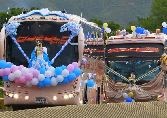FOTO R&#211;BINSON S&#193;ENZ - Como cada 16 de julio, D&#237;a de la Virgen del Carmen, conductores desfilaron con su patrona por varios puntos de Medell&#237;n. Decenas de veh&#237;culos, como buses, carros y motos, circularon entre las terminales del Sur y del Norte de la ciudad.
