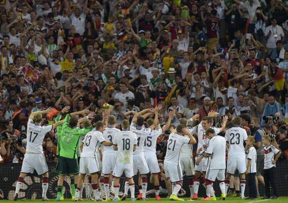FOTO AFP - Alemania, campeona del Mundial de Brasil 2014 al ganar en la prórroga de la final a Argentina (1-0) en el estadio de Maracaná de Río de Janeiro, sumó su cuarto título de esta competición, de la que no era el vencedor desde hace 24 años, desde Italia 90' ante el mismo rival con idéntico marcador.