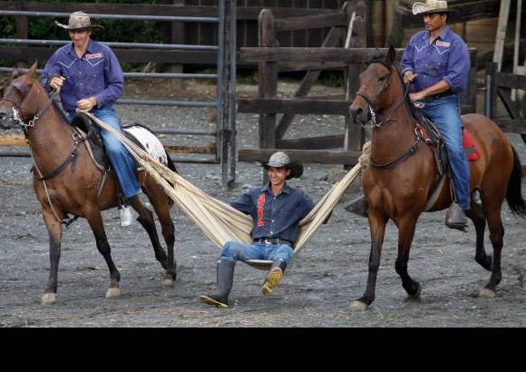 David Sánchez Mejía - Las hazañas de los acróbatas en el show del caballo hacen que los espectadores supliquen por las vidas de estos cowboy y luego rompan en aplausos.