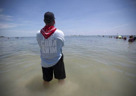 AP - Nyad salt&#243; al agua en La Habana el s&#225;bado por la ma&#241;ana. De cuando en cuando hac&#237;a pausas para alimentarse. &quot;Admito que en parte lo hago por mi ego&quot;, dijo Nyad antes de saltar al agua. &quot;Si pasan tres d&#237;as, cuatro d&#237;as y sigo alzando los brazos y veo la costa ... sentir&#233; una emoci&#243;n que nadie en este planeta ha tenido&quot;.