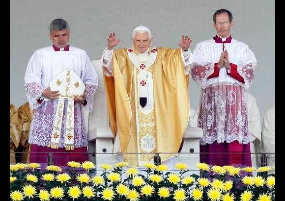 Reuters - Benedicto XVI afirm&#243; que ha venido a F&#225;tima porque aqu&#237; converge la Iglesia peregrina querida por Cristo como instrumento de evangelizaci&#243;n y para pedir a la Virgen por la humanidad.