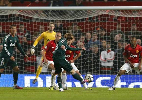 REUTERS - Con superioridad sobre el c&#233;sped y un rival encerrado en su &#225;rea, Modric logr&#243; abrir el cerrojo de los de Ferguson con un misil que hizo temblar el palo derecho de De Gea.