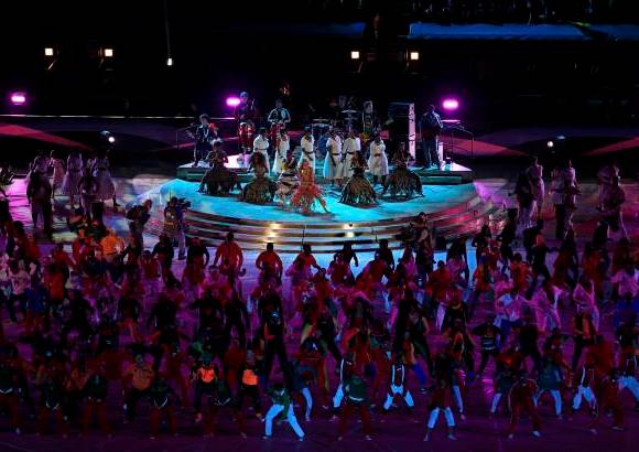 Reuters - La barranquillera abri&#243; la ceremonia art&#237;stica a los acordes de su pegajosa canci&#243;n, acompa&#241;ada por decenas de bailarines vestidos con ropa tradicional africana.