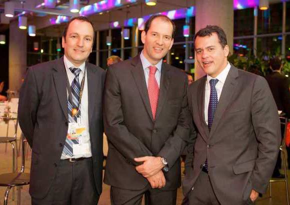 Fotos Cortes&#237;a Orbis - Ejecutivos de Orbis: Gonzalo Vel&#225;squez, gerente de Comunicaciones Corporativas; Santiago Piedrah&#237;ta, presidente; y Jean Jacques Thiriez, vicepresidente financiero.