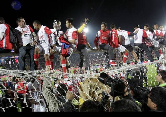 Colprensa - Santa Fe, el primer campe&#243;n profesional en Colombia, t&#237;tulo obtenido en 1948, obtuvo puntuaci&#243;n perfecta en su cancha durante los partidos de los cuadrangulares semifinales y el restante de la final.