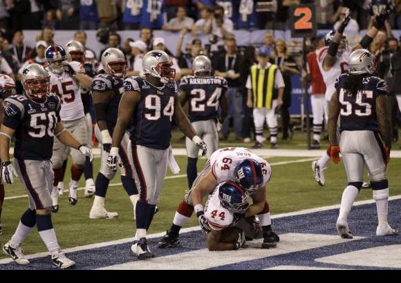 AP - Casi al inicio del primer cuarto los números empezaron a moverse cuando los árbitros marcaron una penalidad a Brady.