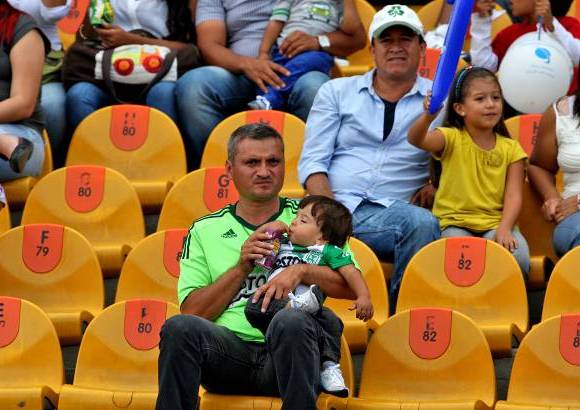 Juan Antonio S&#225;nchez - A pesar de la cantidad de figuras que ofrecieron el espect&#225;culo en el D&#237;a del F&#250;tbol Antioque&#241;o, el p&#250;blico no lleg&#243; en la cantidad esperada. El partido central qued&#243; 3-2 a favor de los dirigidos por Pedro Sarmiento. Envigado e Itag&#252;&#237; empataron 0-0 y la belleza se hizo presente con las Diosas del F&#250;tbol, que participaron de la previa de los encuentros. El dinero recaudado se destinar&#225; a la Unidad de Neonatos del San Vicente de Paul.