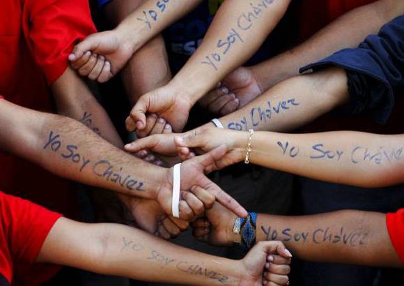 Reuters - Los partidarios del presidente venezolano Hugo Chávez se reunieron el 10 de enero, día en que el mandatario debía juramentar para su nuevo período de Gobierno, para mostrarle su respaldo al líder de la revolución bolivariana que lucha contra un cáncer en Cuba.