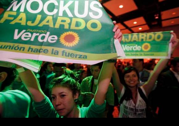 Reuters - Desde temprano los seguidores de Antanas Mockus comenzaron a celebrar el paso a la segunda vuelta.