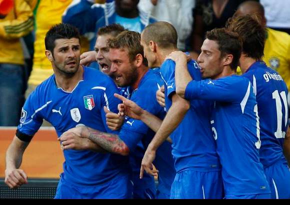 Reuters - En un soleado día en Nelspruit, Italia luchó por anotar el segundo tanto, pero nunca se le vio convincente sobre el campo de juego.