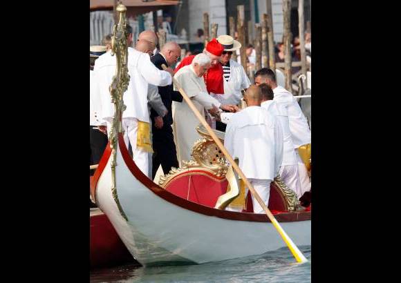 AP - El papa Benedicto XVI cruz&#243; en g&#243;ndola el inicio del Gran Canal de Venecia.