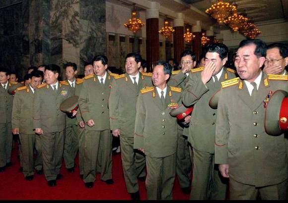 Reuters - Seg&#250;n la nipona Radio Press, la televisi&#243;n estatal norcoreana ha emitido im&#225;genes del cad&#225;ver de Kim Jong-il.