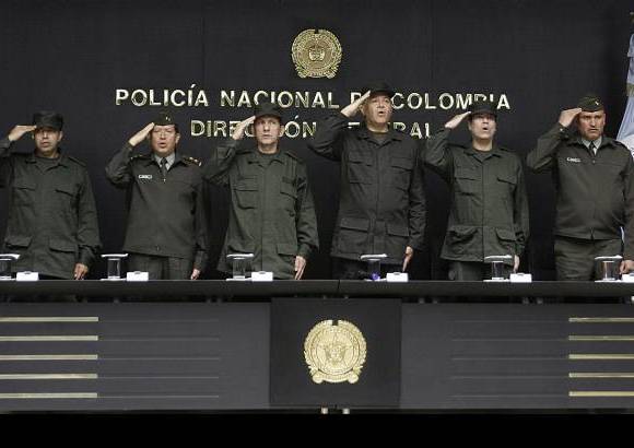 Colprensa-Andr&#233;s Torres - El teniente coronel William Donato; el director de la Dij&#237;n, general Luis Gilberto Ram&#237;rez; el general Luis Mendieta; el director de la Polic&#237;a Nacional, general &#211;scar Naranjo; el coronel Luis Enrique Murillo; y el general Orlando P&#225;ez Bar&#243;n, director de Seguridad Ciudadana durante el homenaje a los rescatados.