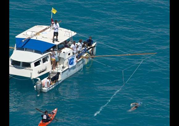 AP - El equipo que la escoltaba cargaba m&#225;quinas que emanaban un tenue campo magn&#233;tico a su alrededor, a fin de ahuyentar a los tiburones. Una embarcaci&#243;n pasaba un cord&#243;n por el mar a fin de orientarla.