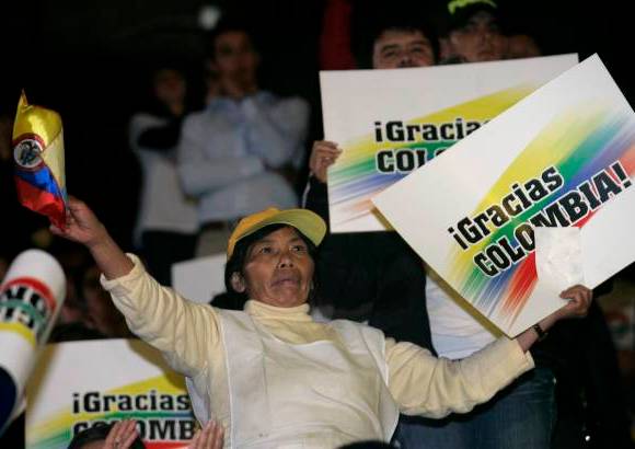 Reuters - Los santistas celebraron el triunfo de Juan Manuel Santos en el coliseo El Campín de Bogotá.