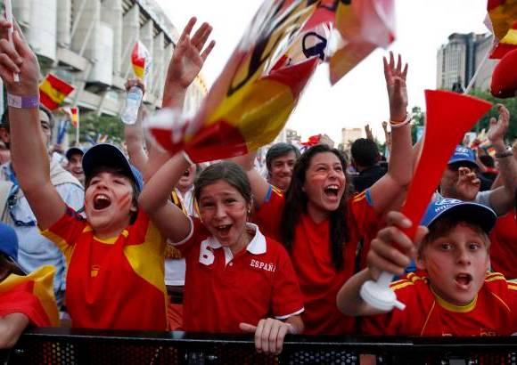 Reuters - La felicidad de los hinchas españoles que siguieron el encuentro desde Madrid.