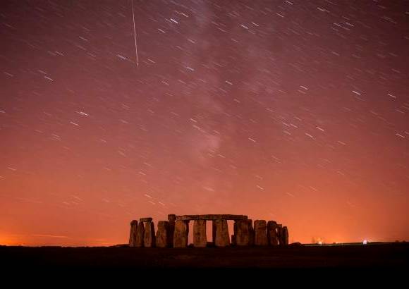 Reuters - As&#237; se registr&#243; la lluvia de estrellas en el cielo nocturno de Stonehenge, en Salisbury Plain, en el sur de Inglaterra. En la fotograf&#237;a se ven como peque&#241;os punticos blancos.