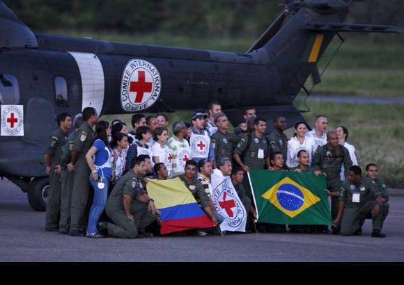 Reuters - Los integrantes del Comité Internacional de la Cruz Roja (CICR) y la delegación brasilera posó para la foto del recuerdo.