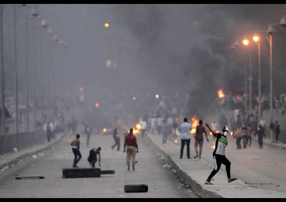 Reuters - Siguen en El Cairo, Egipto, los enfrentamientos entre simpatizantes y opositores de Mohamed Mursi.