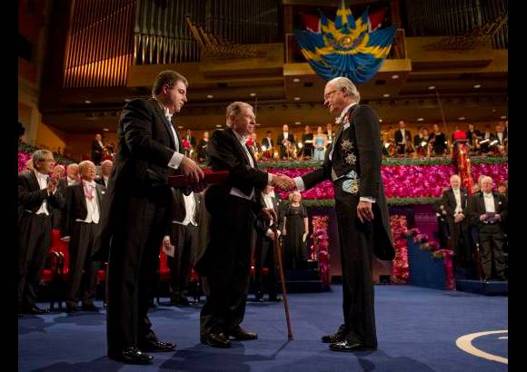 Reuters - El cient&#237;fico de estados Unidos Richard Heck (Centro) recibi&#243; el Premio Nobel de Qu&#237;mica de 2010, este a&#241;o fue compartido.