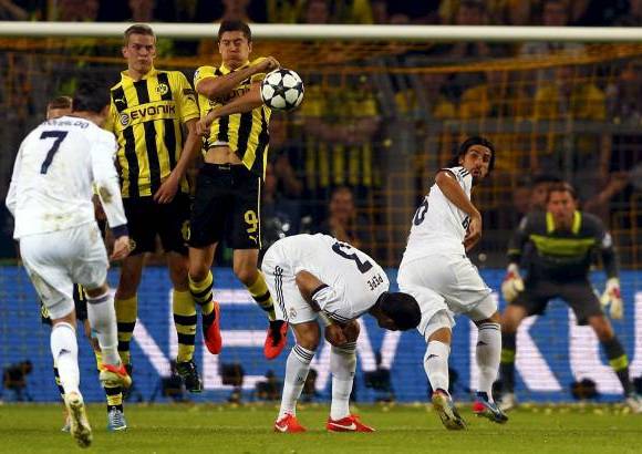 REUTERS - En el 25, en una de esas faltas, llegó la primera ocasión para el Real Madrid con un buen lanzamiento de Cristiano Ronaldo.