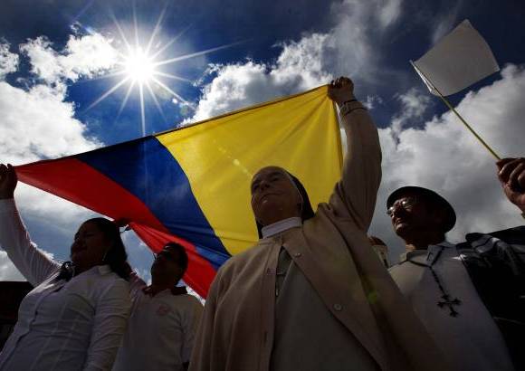 Manuel Saldarriaga - Con banderas de Colombia y globos de colores, la comunidad rechaz&#243; la violencia. Clamaron por la paz.