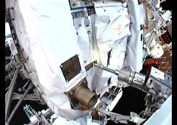 Reuters - Los astronautas tuvieron una jornada compleja. Se debía lubricar una articulación del sistema de energía solar de la Estación Espacial Internacional, pero no pudo ser completada debido a que se perdió un perno y se atoró una arandela en un resquicio.