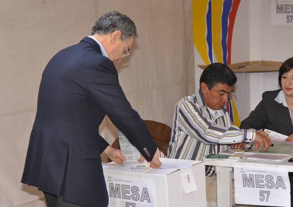 Colprensa - El presidente Uribe fue el primer colombiano en votar, lo hizo a las 8 de la ma�ana en la Plaza de Bol�var.