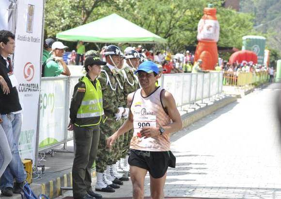 Esteban Jaramillo y Sebasti&#225;n Salazar - M&#225;s de 10 mil competidores se dieron cita en esta hist&#243;rica cita deportiva que se corr&#237;a en las modalidades de 5, 10, 21 y 42 kil&#243;metros.