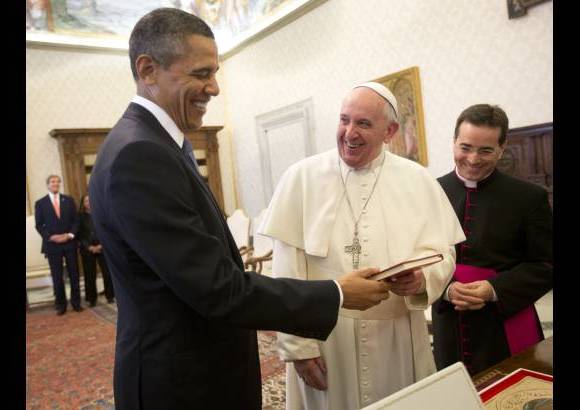 AP - Luego el Papa y Obama intercambiaron regalos. El pontífice le entregó su primera exhortación apostólica, "Evangelii Gaudium" (La alegría del Evangelio). "Seguro que la voy a leer en el Despacho Oval cuando esté frustrado y espero que me tranquilice", afirmó Obama mientras ojeaba el documento ante la mirada divertida del papa. El papa contestó: "Eso espero".