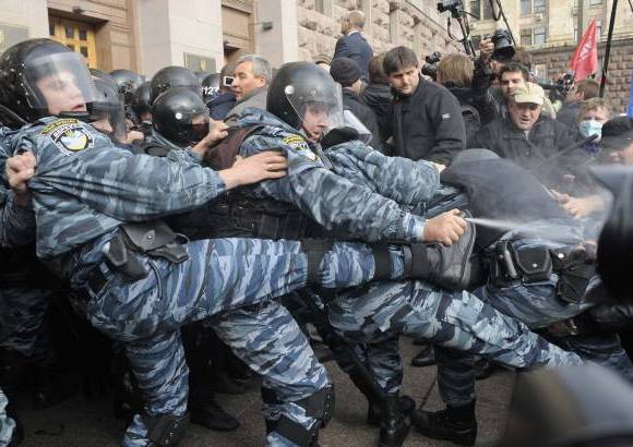 Reuters - Activistas de los partidos de la oposici&#243;n ucraniana se enfrentan a la polic&#237;a en un intento de entrar en la oficina de la alcald&#237;a de Kiev.