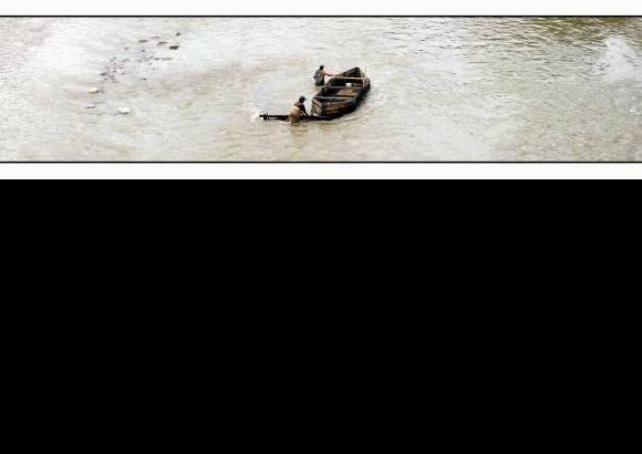 Henry Agudelo - Aspecto del río Medellín y los trabajadores que extraen arena.