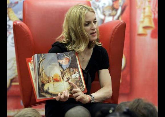 Foto AP - Lotsa de Casha es uno de los cuentos de Madonna. En la imagen en una sesi&#243;n de lectura en New York, el 7 de junio de 2005