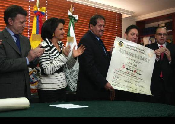 Colprensa-Christian Castillo M. - El Consejo Nacional Electoral, CNE, por medio de su presidente, Adelina Covo, hizo entrega al presidente electo, Juan Manuel Santos, y al vicepresidente, Angelino Garz&#243;n, de las credenciales que los designa como tal en sus cargos.