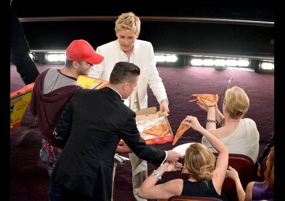 AFP - Uno de los momentos divertidos de la noche fue la llegada de la pizza. Varios actores disfrutaron su porci&#243;n. Brad Pitt repartio platos.