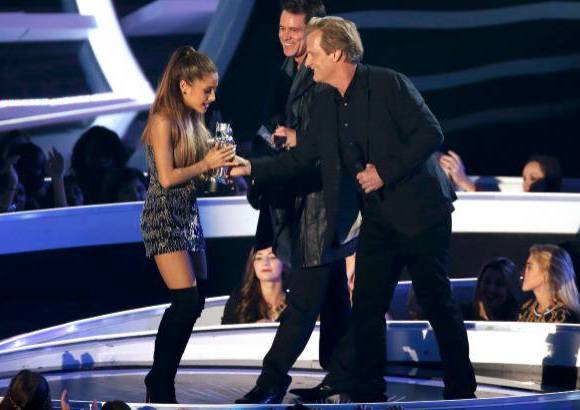 Reuters - La cantante de 21 a&#241;os gan&#243; el premio al mejor video pop por &quot;Problem&quot;,...