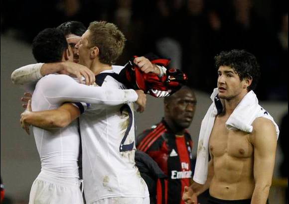 Reuters - Schalke y Tottenham, dos clubes sin grandes pergaminos a nivel internacional, se clasificaron este mi&#233;rcoles a los cuartos de final de la Liga de Campeones a costa de Valencia y Milan.