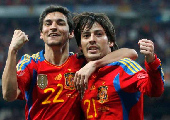 Reuters - Jes&#250;s Navas (izq.) abraza a su compa&#241;ero David Silva, autor del gol del triunfo de Espa&#241;a ante Colombia.