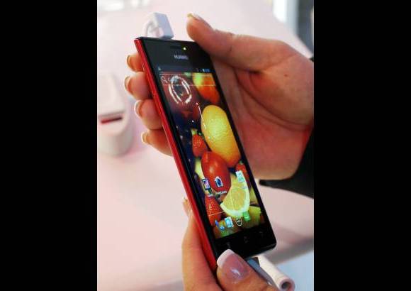 Reuters - Otro celular que llam&#243; la atenci&#243;n fue el Huawei Ascend P1, que dicen es el tel&#233;fono inteligente m&#225;s delgado del mundo, con mundo con un grosor de 6.68 mil&#237;metros.