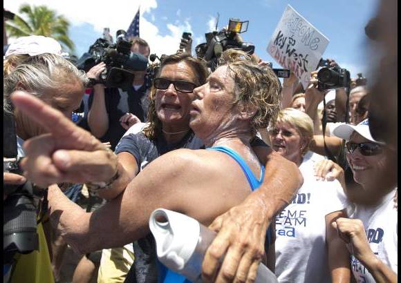AP - Muchos cubanos reaccionaron satisfechos con la aventura. &quot;Es hist&#243;rico, maravilloso&quot;, exclam&#243; Jos&#233; Miguel D&#237;az, comodoro del Club N&#225;utico Hemingway, en la capital cubana desde donde Nyad se lanz&#243; a nadar el pasado s&#225;bado en la ma&#241;ana.