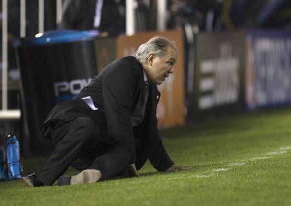 AP - El técnico de Argentina, Alejandro Sabella, tuvo una caída en pleno partido. Nada grave, todo producto de la tensión que se vivió en el juego.