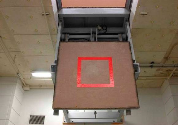 Reuters - La sala de ejecuci&#243;n tiene una trampilla en el suelo marcada con un cuadrado rojo donde se coloca el preso y, en el techo.