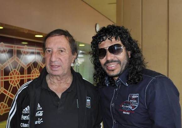 - El portero colombiano en compañía del técnico argentino Carlos Salvador Bilardo.