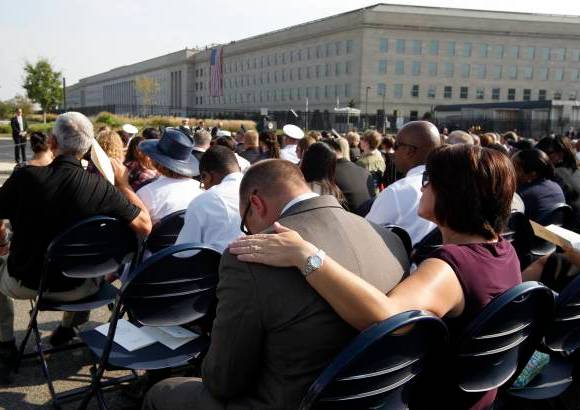AP - En tres escenarios se centraron las miradas, la Zona Cero en Nueva York, donde se hundieron las Torres Gemelas, el edificio del Pent&#225;gono en Washington y el descampado de Shanksville, en Pensilvania.